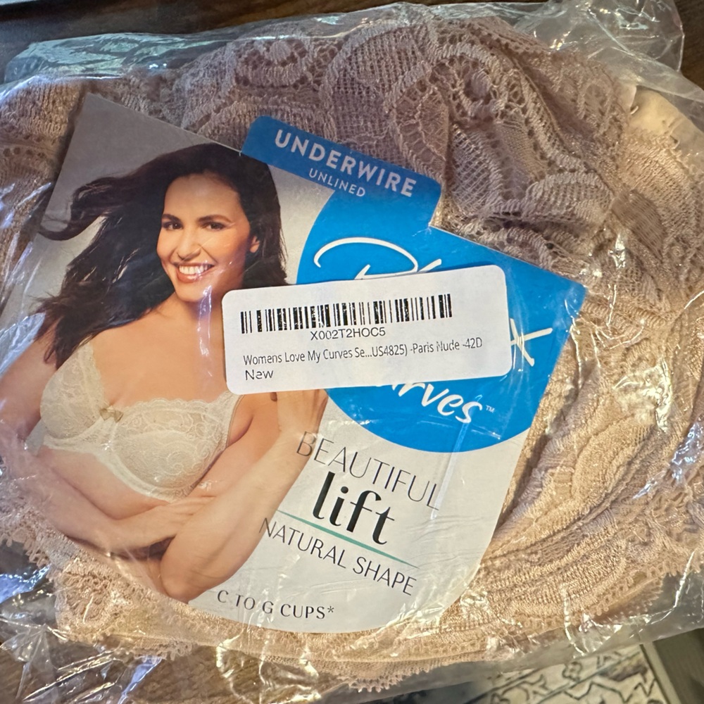 2 Playtex bras style 4825 - one is beige and the other off white.